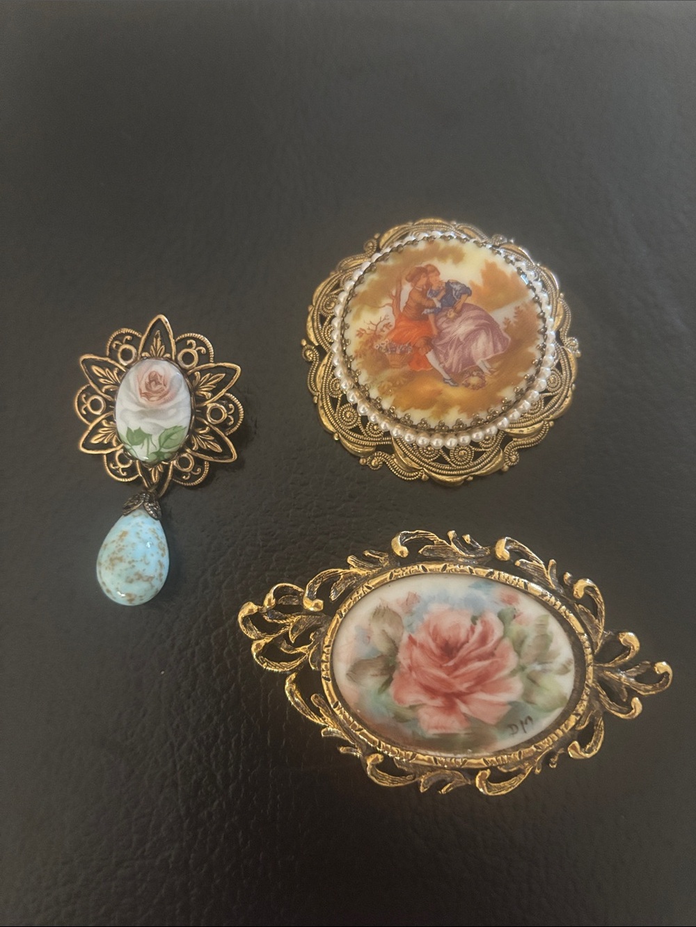 Vintage Porcelain Brooches lot/3